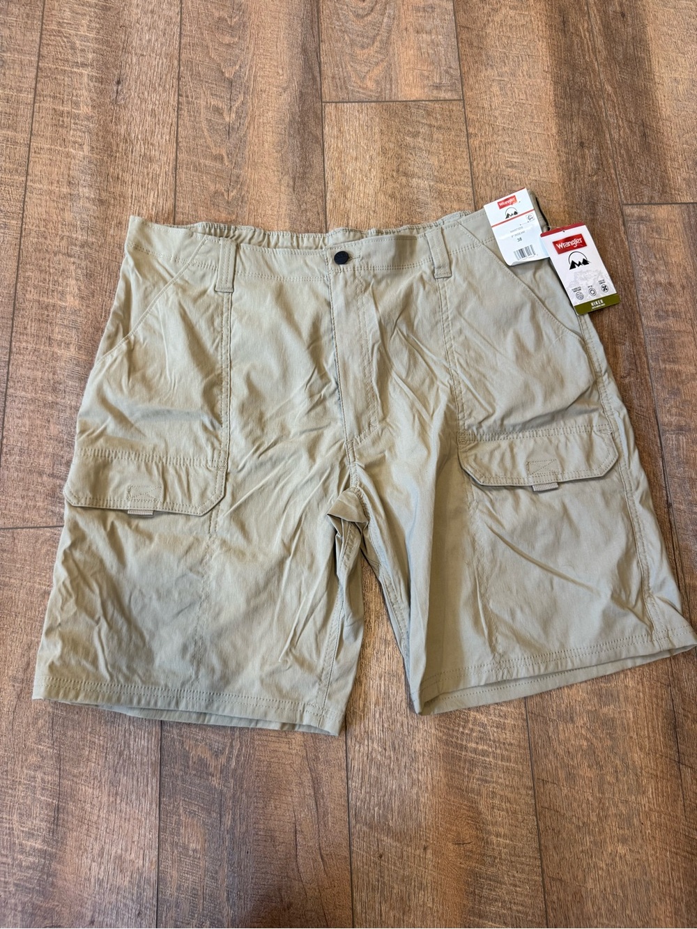 NWT Wrangler Men’s Hiker Cargo Shorts Size 38 Khaki 9” Inseam